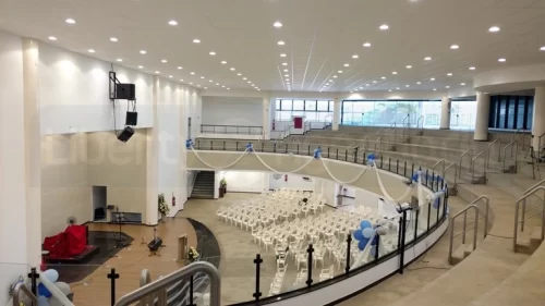Púlpito com instrumentos musicais da Igreja Batista vista do auditório no primeiro andar enfeitada com balões