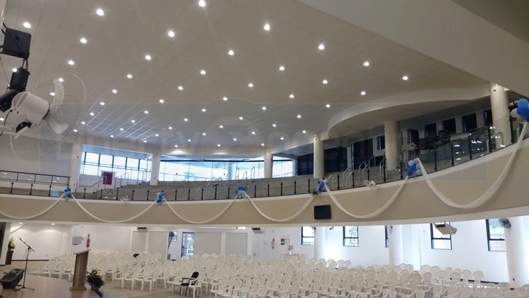 Cadeiras no salão principal da Igreja Batista e visão do auditório no primeiro andar enfeitado com balões
