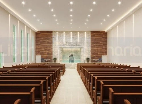 Salão principal com bancos e púlpito da Igreja Cristã Universal em São Paulo