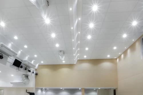 Visão do teto da Assembleia de Deus com o projeto luminotécnico realizado pela Liberty