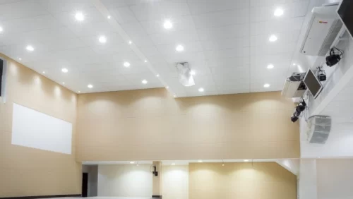 Televisões, ar condicionado e luzes para espectadores do salão principal da igreja Assembleia de Deus revestido com painel neofix
