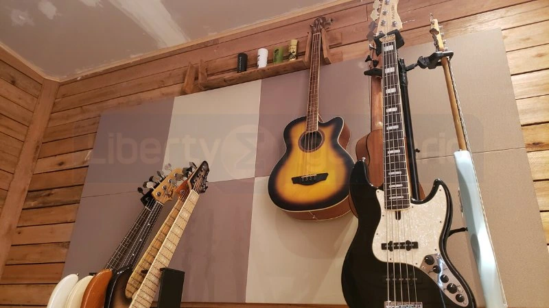 Guitarras e Violão em pedestal em estúdio revestido com painel acústico