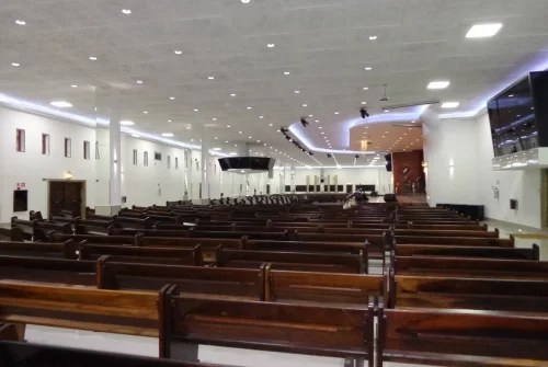 Banco em salão principal de Igreja bem iluminada