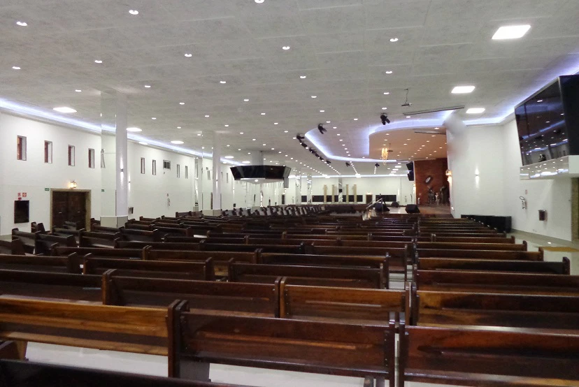 Banco em salão principal de Igreja bem iluminada