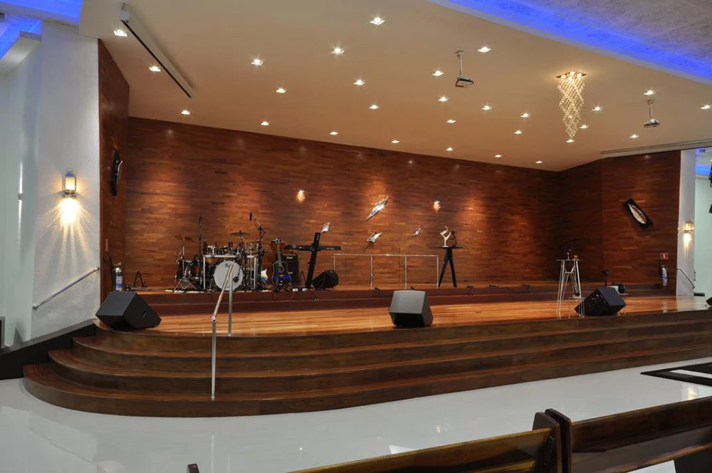 Palco de Igreja com ótima iluminação e instrumentos musicais