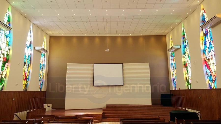 Púlpito com televisão salão principal de igreja com vitrais coloridos