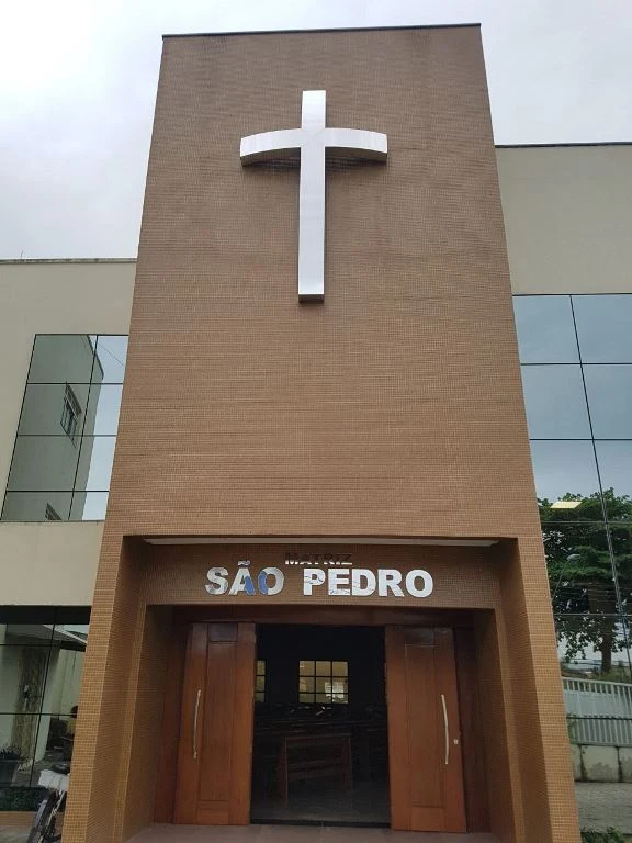 Prédio da Igreja São Pedro em Guarapari no Espírito Santo, Marrom com Cruz de Prata e janelas espelhadas