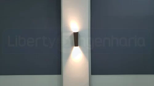 Lâmpada brilhante em parede revestida com painel acústico