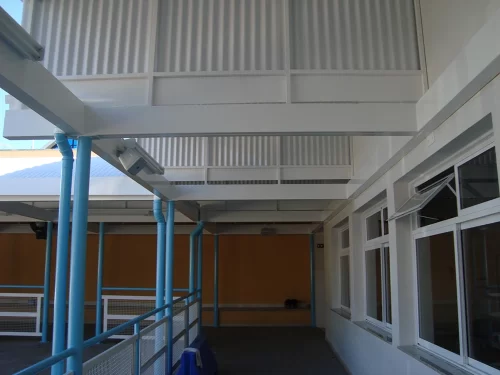 Sistema de sonorização acoplado na parte superior em corredores do colégio
