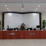 Altar da igreja com equipamentos de som e imagem instalados