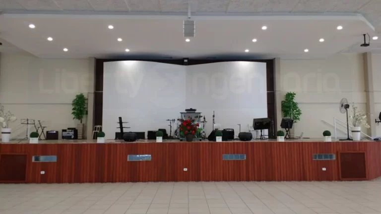 Altar da igreja com equipamentos de som e imagem instalados