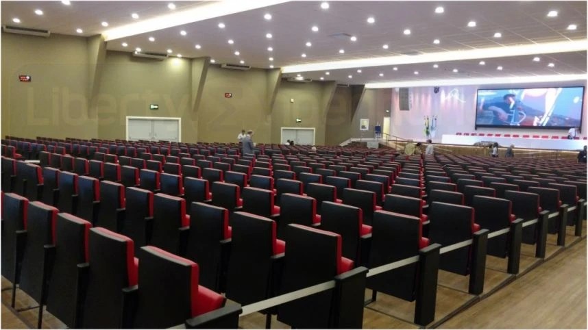 Cadeiras no salão principal do auditório da universidade FOA em volta redonda