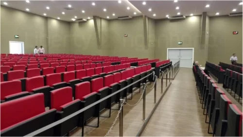 Cadeiras no salão principal do auditório da universidade FOA em volta redonda e exibição do painel acústico